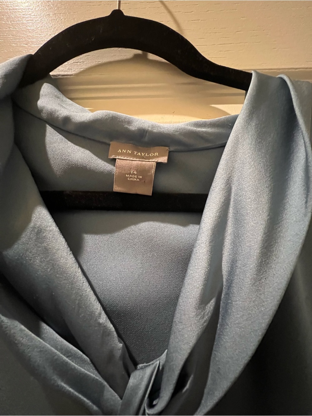 Blue silk Ann Taylor sleeveless blouse with draped neckline and bow, size 14 - Picture 2 of 3